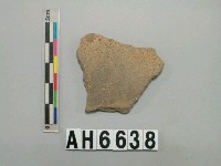 藏品(灰褐色夾砂陶片)的圖片